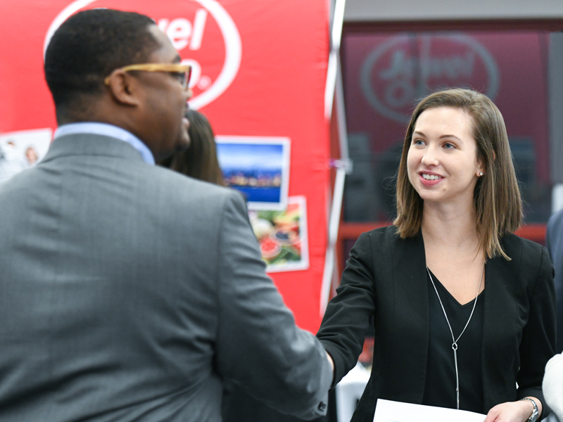 How to navigate a career fair