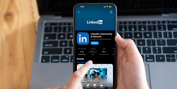 Someone logging into the LinkedIn app on their phone.